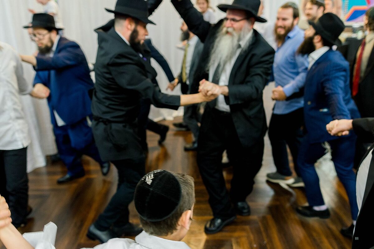 Eliana-Melmed-Photography-Chicago-LosAngeles-Jewish-WeddingPhotographer-CarmiKalman-MensDancing-00061