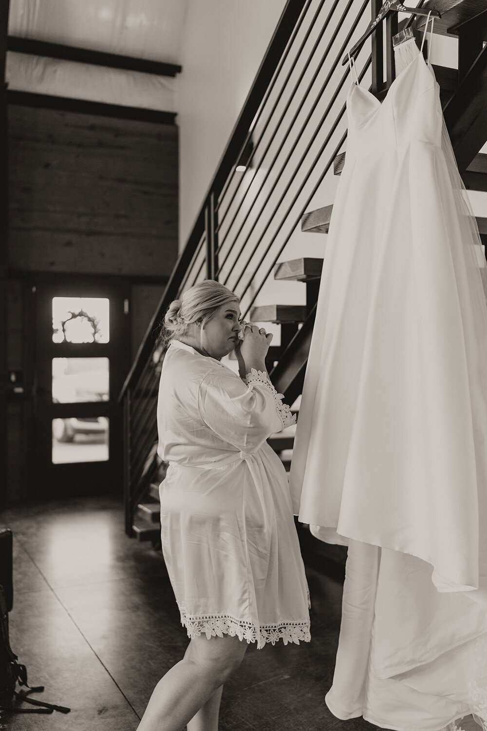 white-barn-kansas-wedding-shelby-laine-photography-15
