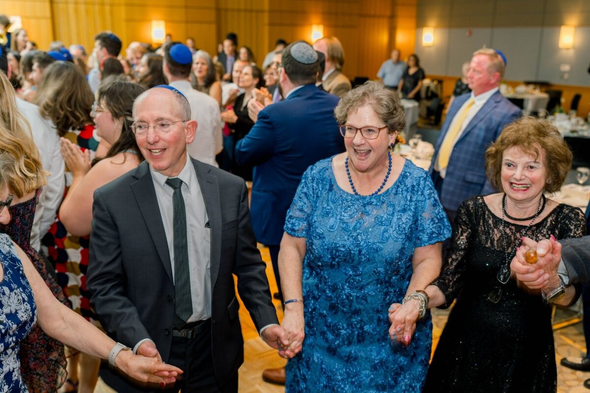 Eliana-Melmed-Photography-Chicago-LosAngeles-Jewish-WeddingPhotography-ShulaNoah-Simcha-Dancing-00096