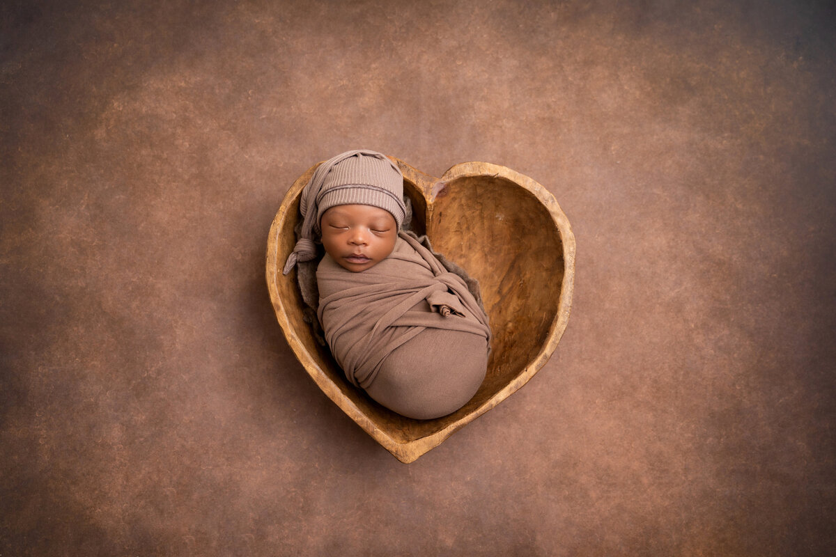 newborn-photoshoot-with-heart-bowl