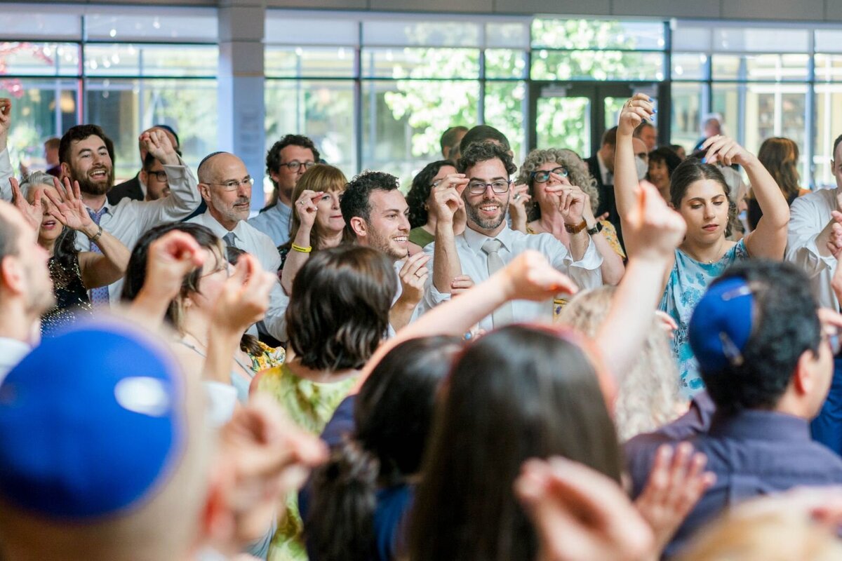 Eliana-Melmed-Photography-Chicago-LosAngeles-Jewish-WeddingPhotography-ShulaNoah-Simcha-Dancing-00045