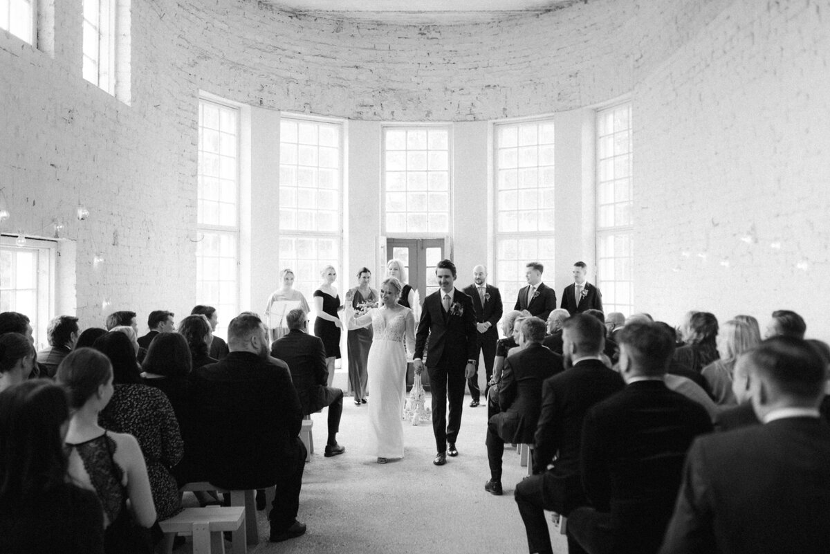 A documentary wedding  photo of a wedding ceremony in the orangerie in Oitbacka gård captured by wedding photographer Hannika Gabrielsson in Finland