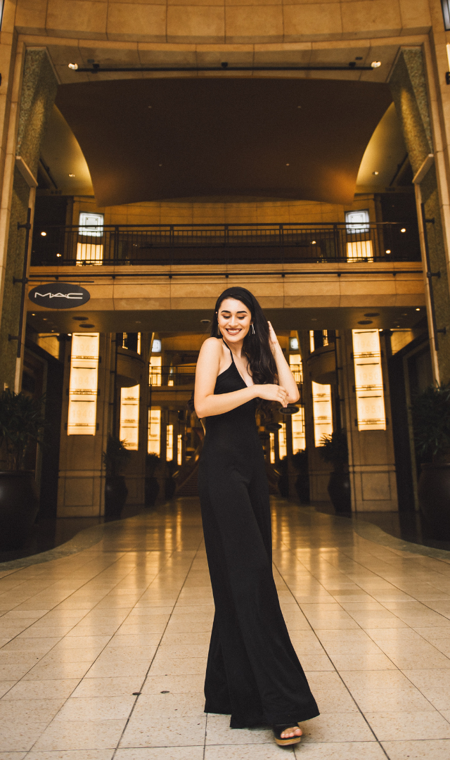 senior portrait of girl in front of the kodak theater in hollywood ca