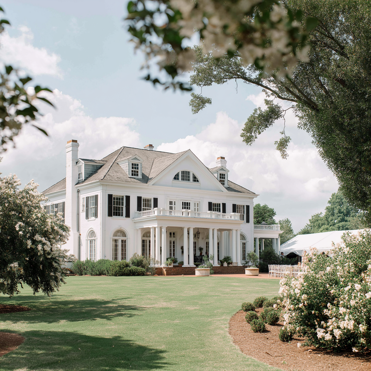 kdurski_86694_grounds_of_a_white_southern_mansion_wedding_venue_057394ff-e555-4dc6-87d9-c71f5b6c6bcc