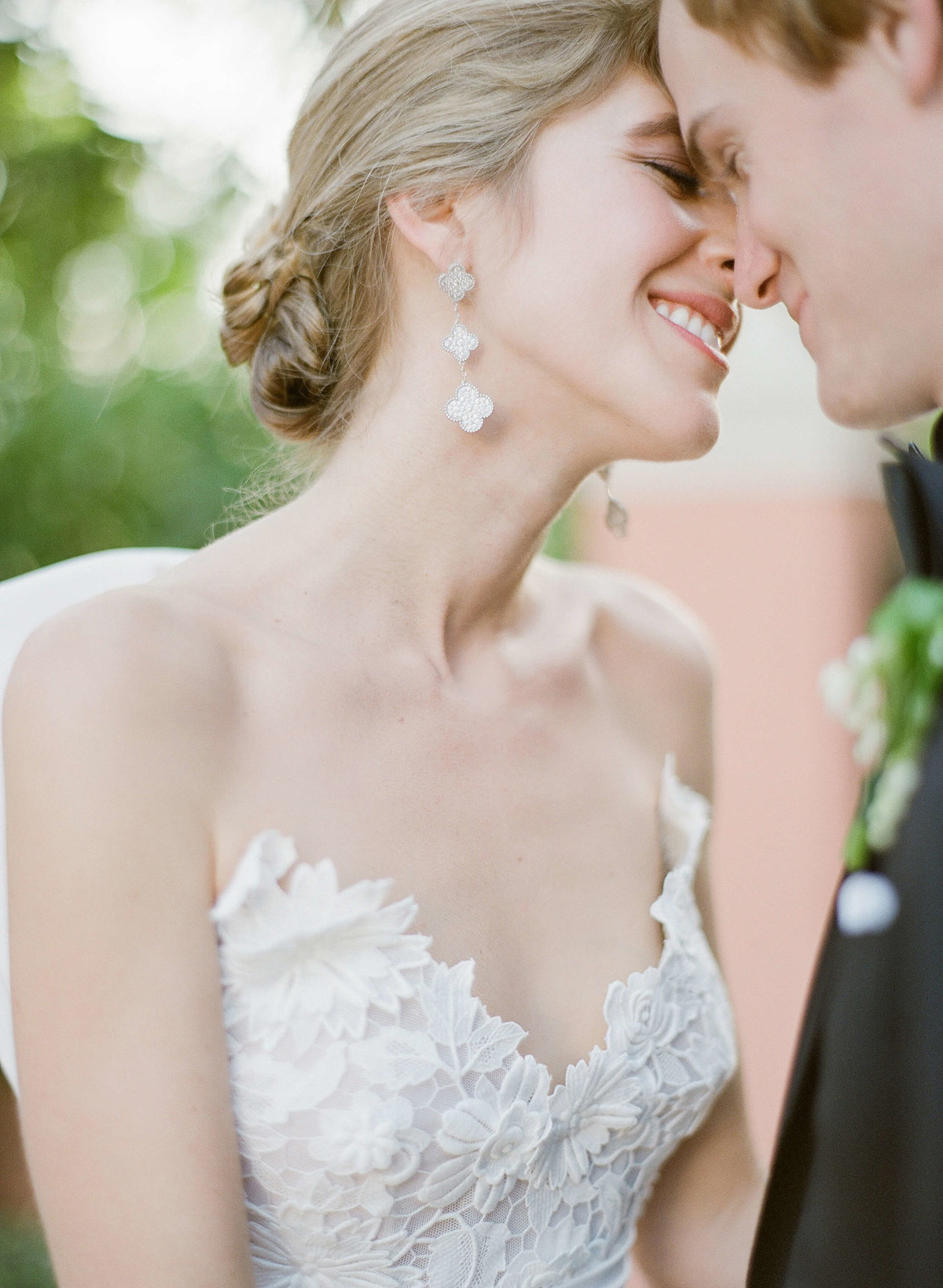 40-KTMerry-wedding-photography-Van-Cleef-Arpels-earrings