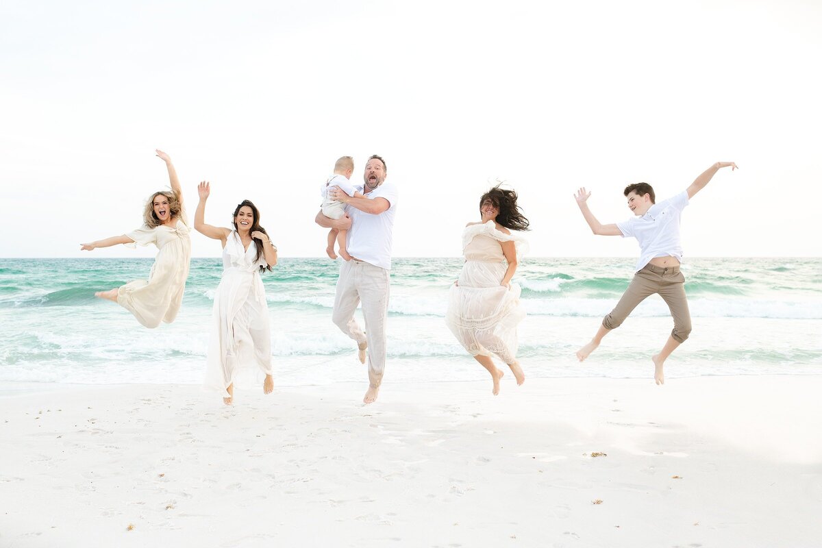 Destin family photographer photographing large family at the beach