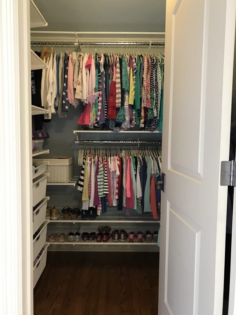 organized-shared-girls-bedroom-closet-768x1024