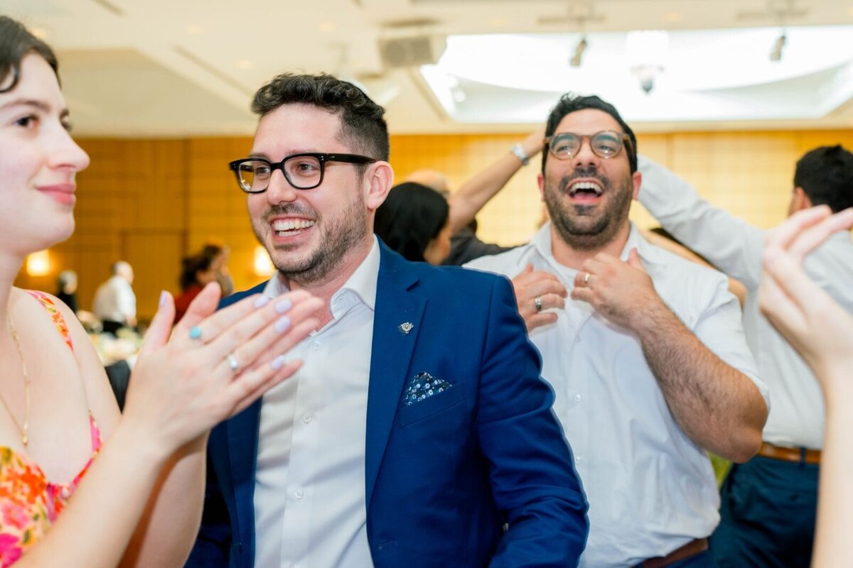 Eliana-Melmed-Photography-Chicago-LosAngeles-Jewish-WeddingPhotography-ShulaNoah-Simcha-Dancing-00020