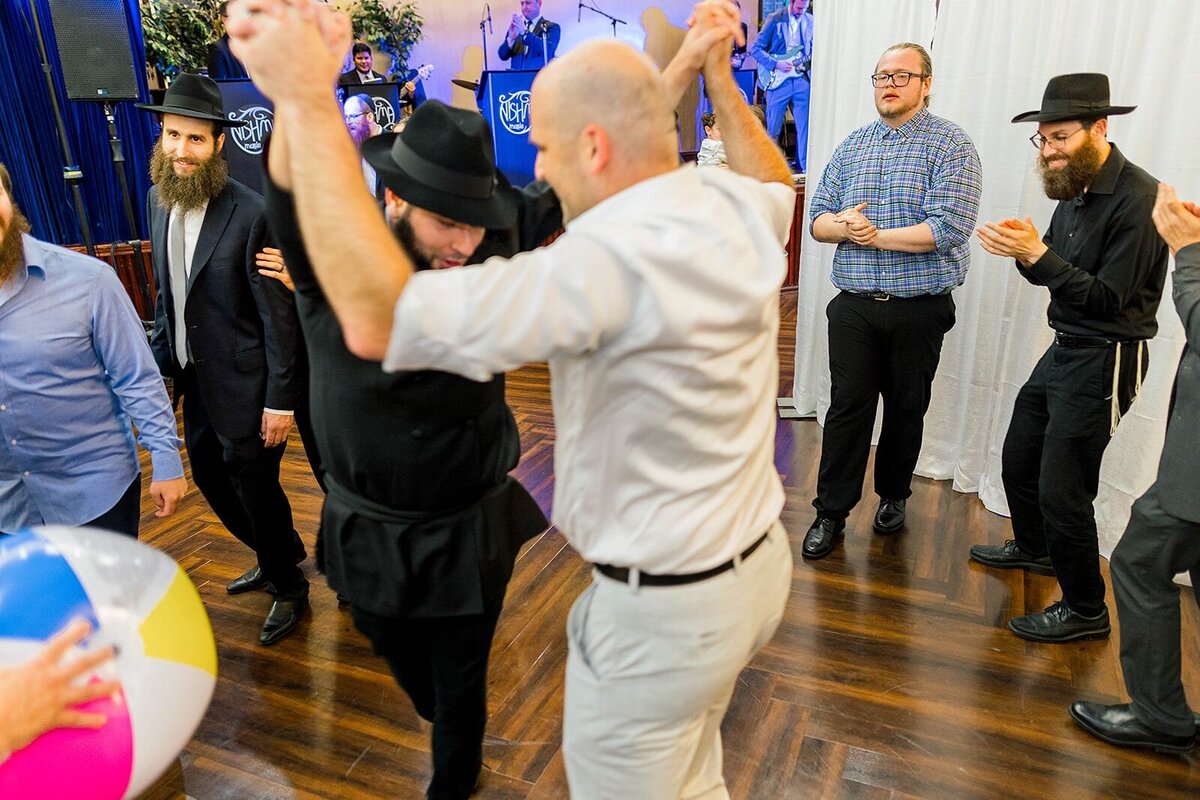 Eliana-Melmed-Photography-Chicago-LosAngeles-Jewish-WeddingPhotographer-CarmiKalman-MensDancing-00097