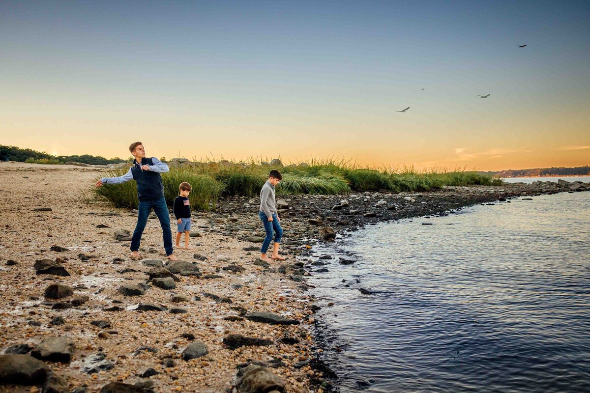 family throwing rocks laurel hollow photography