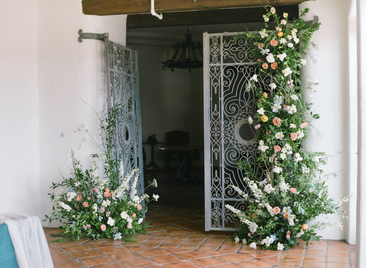 flowers on gates, floral backdrop installation, bavaria downs wedding, studio fleurette