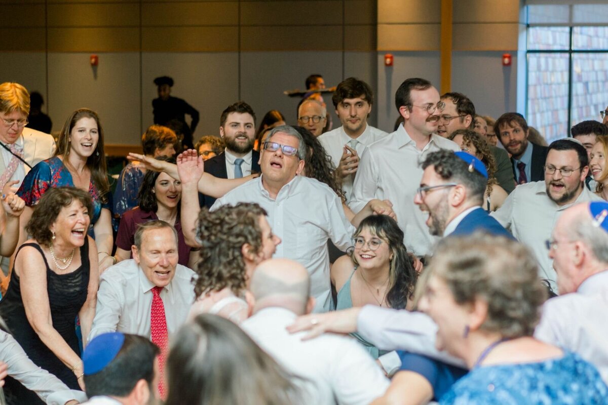 Eliana-Melmed-Photography-Chicago-LosAngeles-Jewish-WeddingPhotography-ShulaNoah-Simcha-Dancing-00074