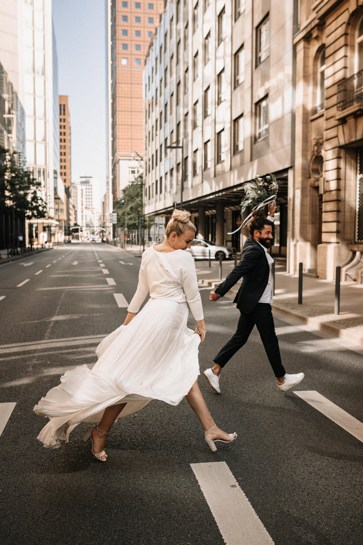 Brautpaar rennt über Straße in Frankfurt