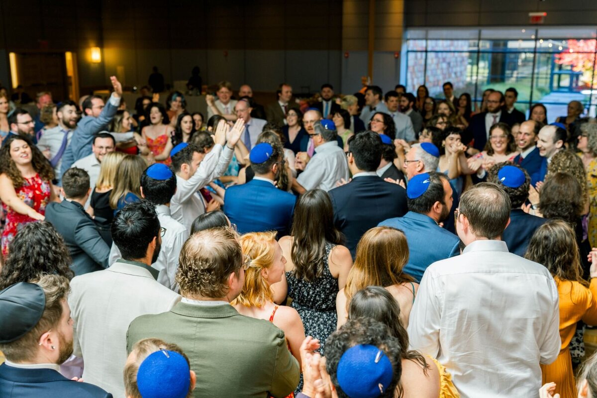 Eliana-Melmed-Photography-Chicago-LosAngeles-Jewish-WeddingPhotography-ShulaNoah-Simcha-Dancing-00093
