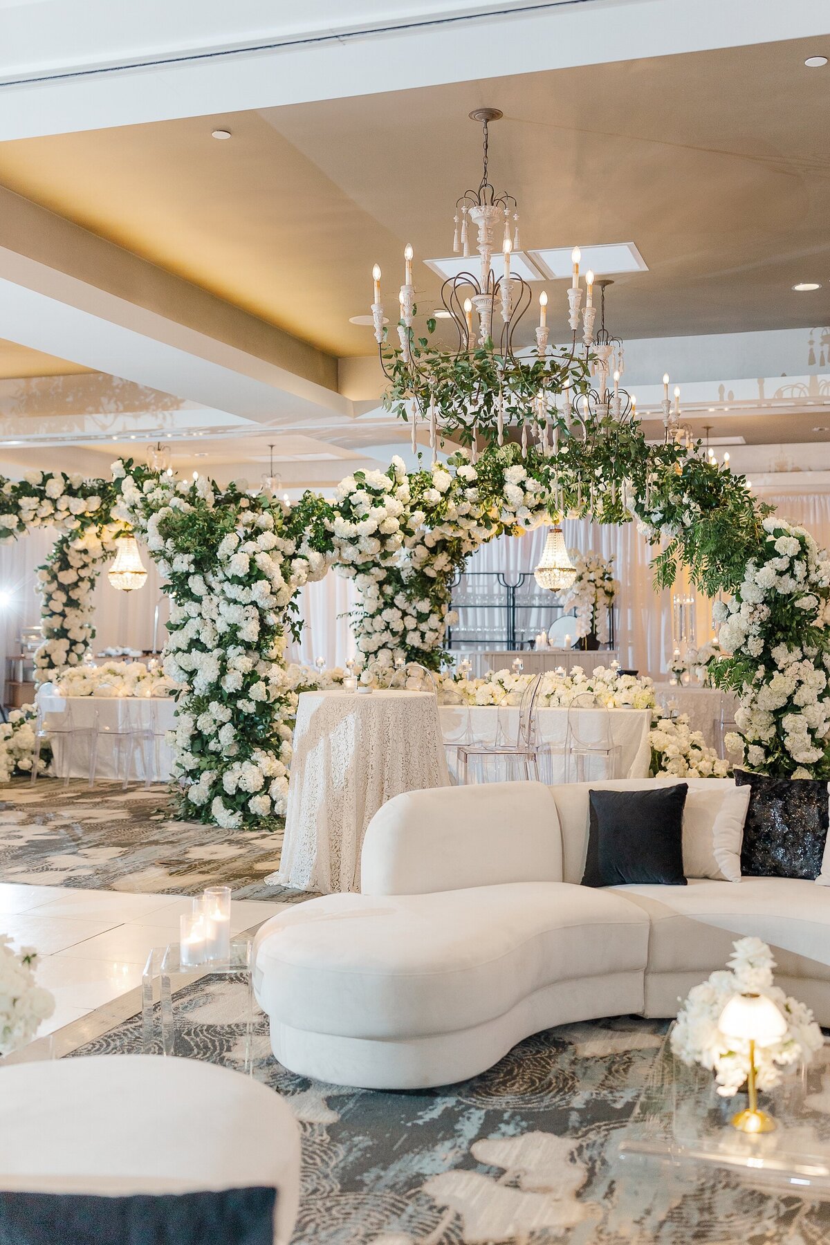 Chic Modern All White Wedding The Beaufort Hotel Brittanie Raquel Events_0028