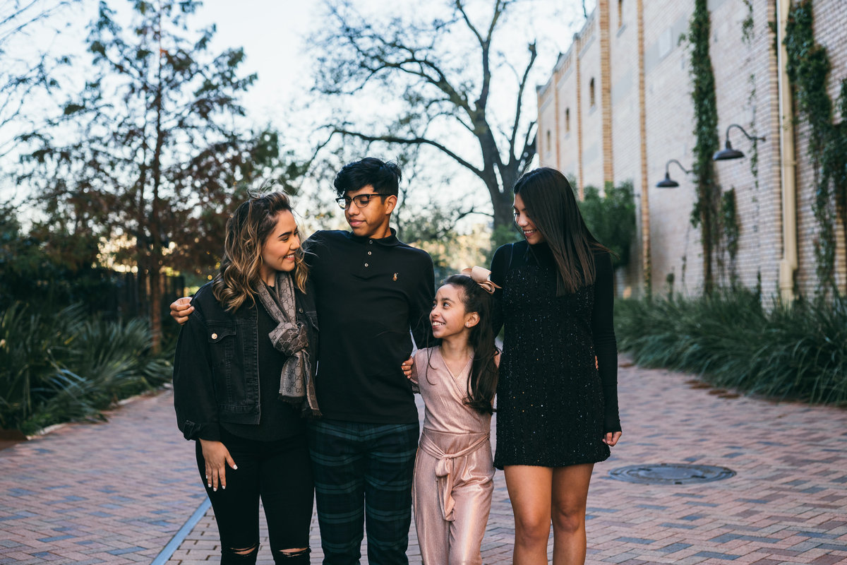 holiday family with children mini session portrait photography by San Antonio photographer Expose The Heart