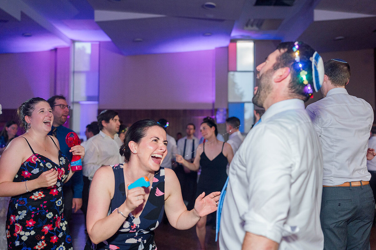 Eliana-Melmed-Photography-Chicago-LosAngeles-Jewish-WeddingPhotography-ElianaSklar-DanceFloor-00139