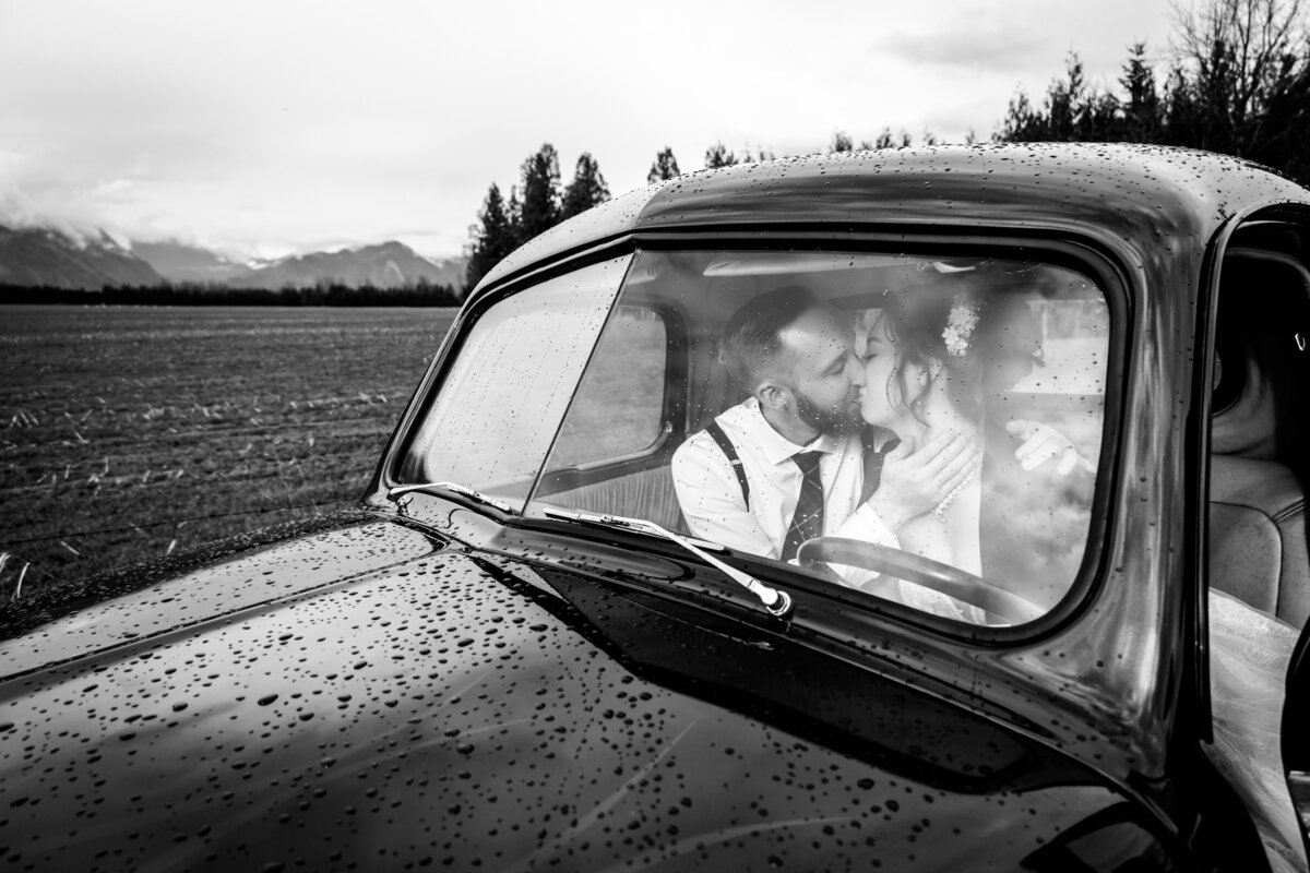 Bride-groom-kiss-in-the-car