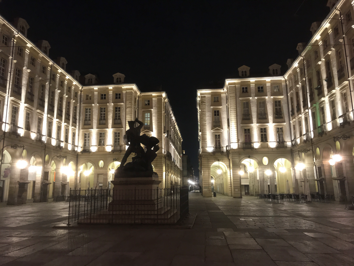Piazza_Palazzo_di_Citta_Torino_by_night