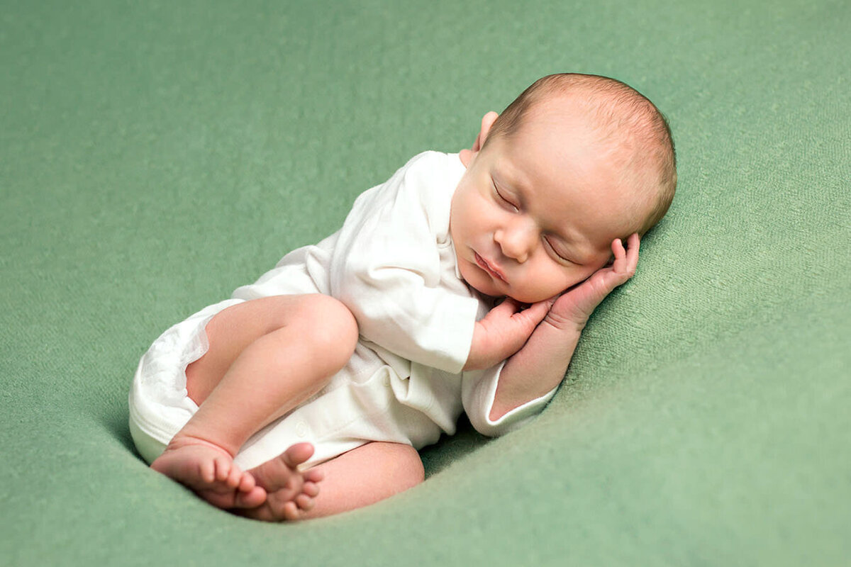 Baby schläft bei Newbornshooting in Bielefeld