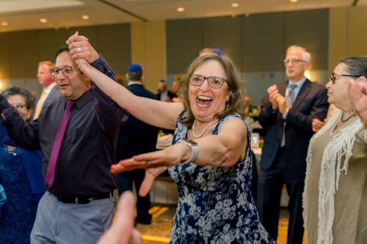 Eliana-Melmed-Photography-Chicago-LosAngeles-Jewish-WeddingPhotography-ShulaNoah-Simcha-Dancing-00134