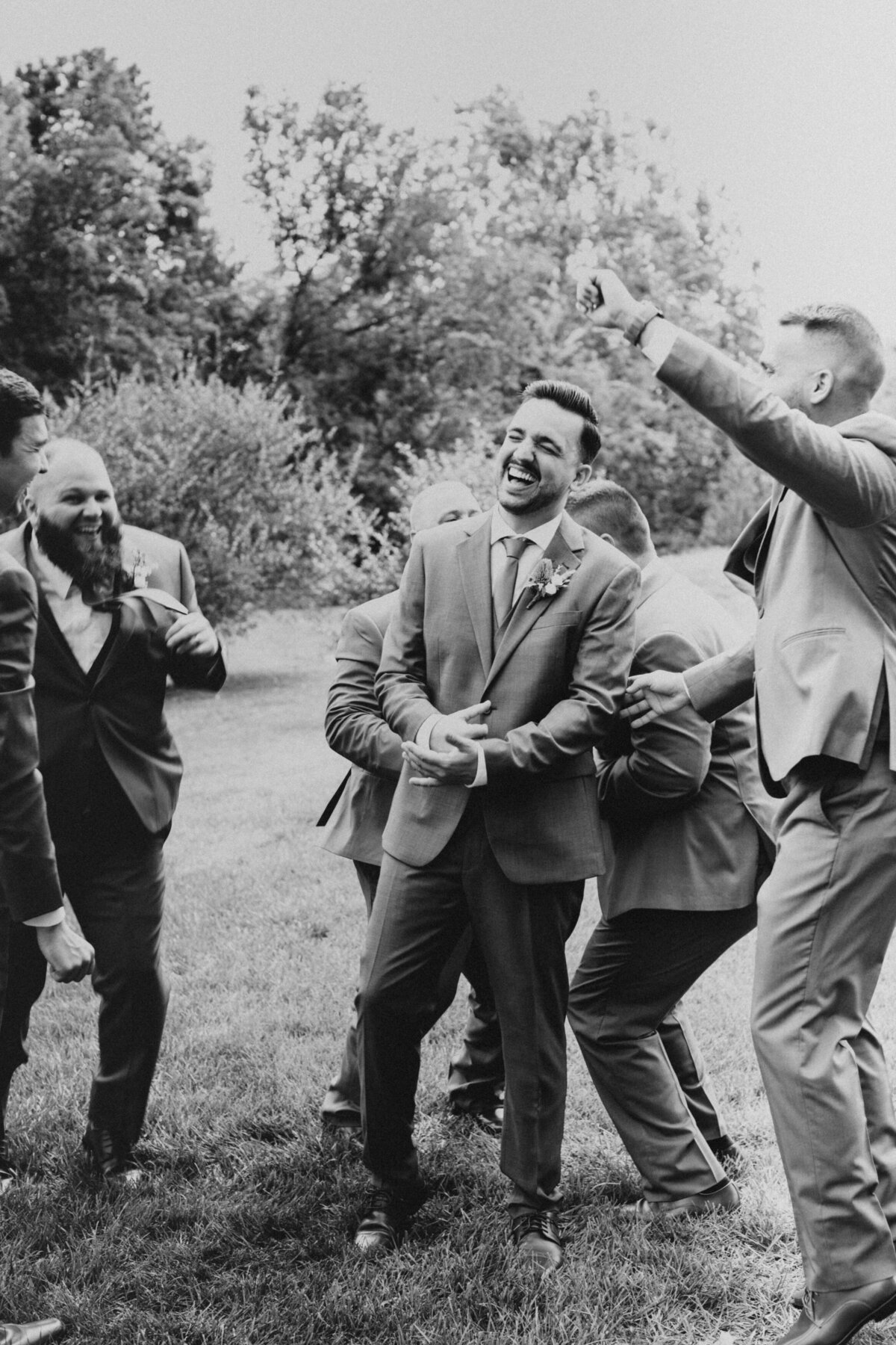 ohio-wedding-venue-groomsmen