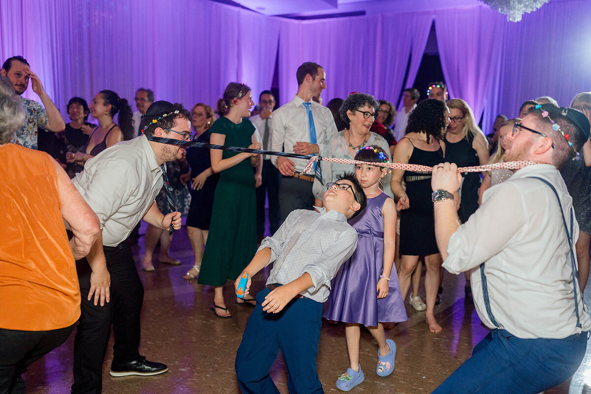 Eliana-Melmed-Photography-Chicago-LosAngeles-Jewish-WeddingPhotography-ElianaSklar-DanceFloor-00196