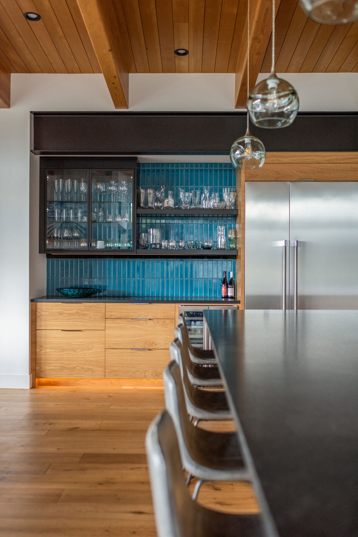 modern-kitchen-blue-tile-steel-beam-natural-wood