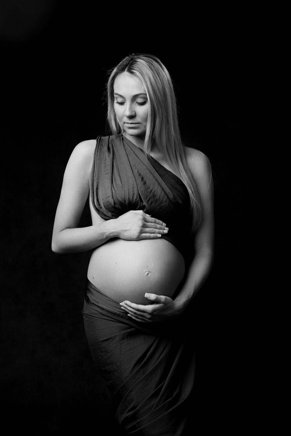 Black and white portrait of a mom-to-be
