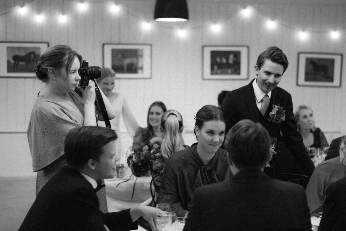 A documentary wedding  photo of guest in a wedding reception in Oitbacka gård captured by wedding photographer Hannika Gabrielsson in Finland
