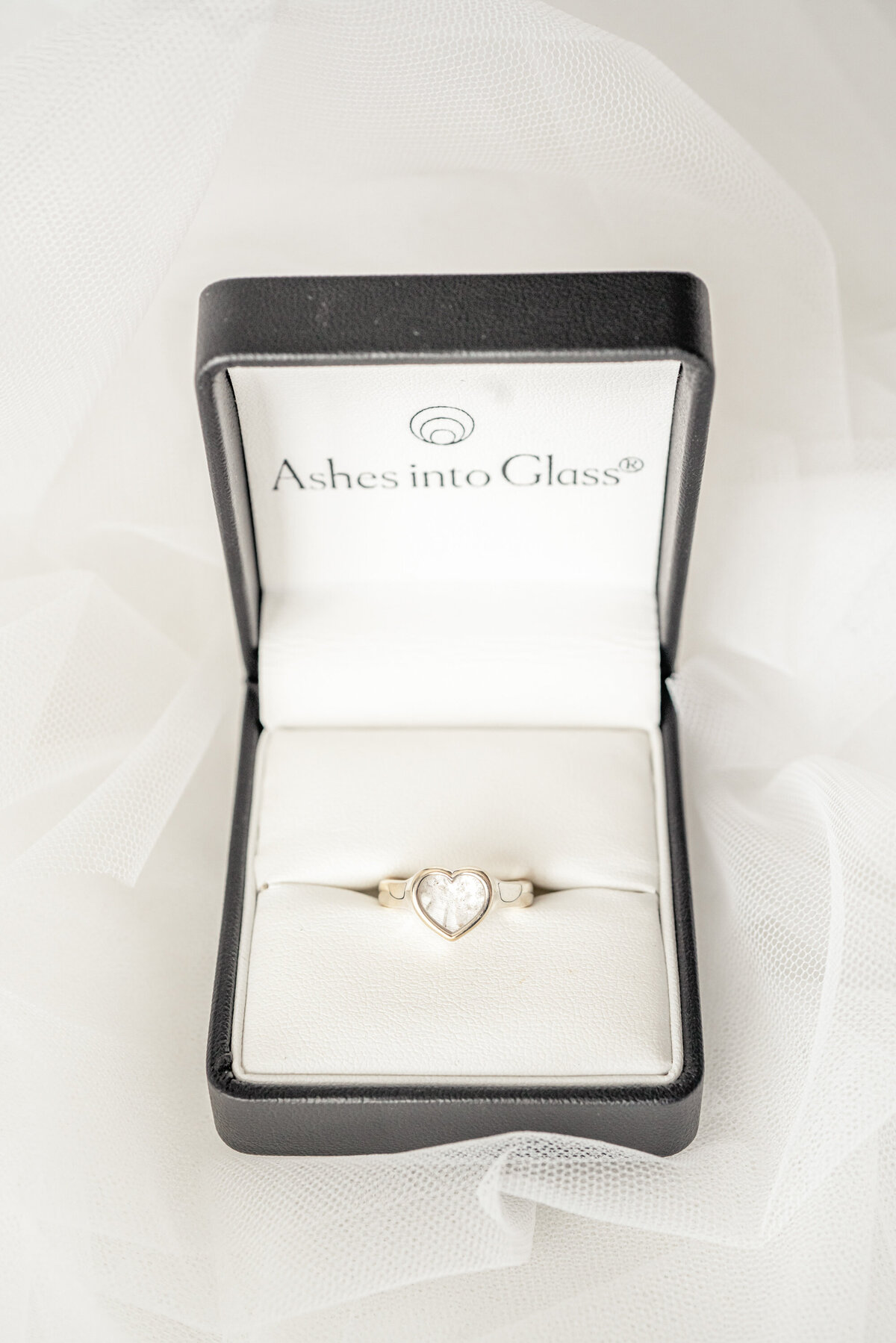 Remembering-loved-ones-at-weddings-ashesinto-glass-ring