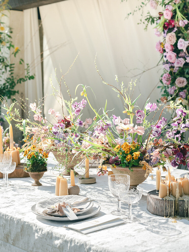 dainty-wild-floral-table-wedding