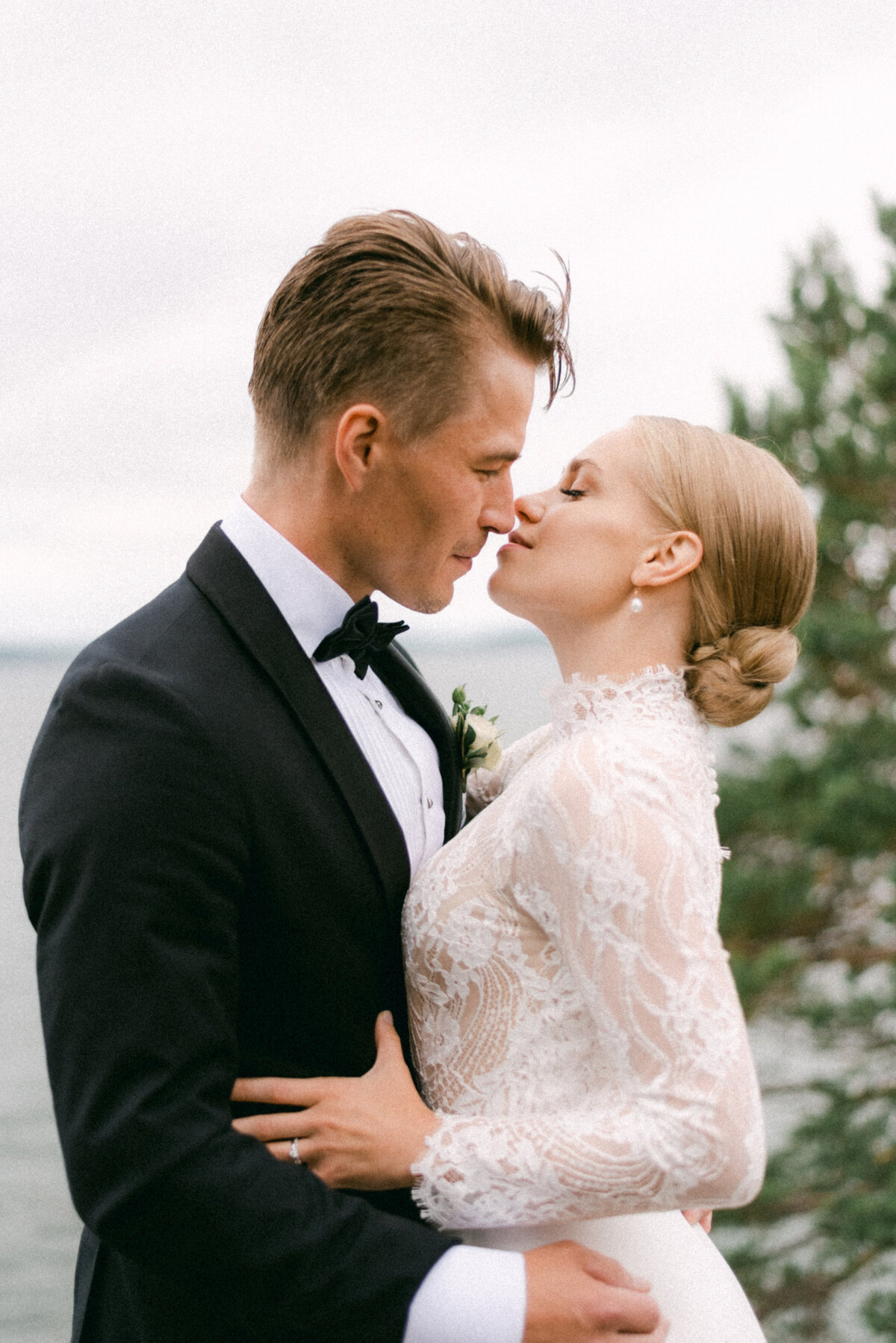 Bride and groom in a wedding image taken in Finland by photographer Hannika Gabrielsson