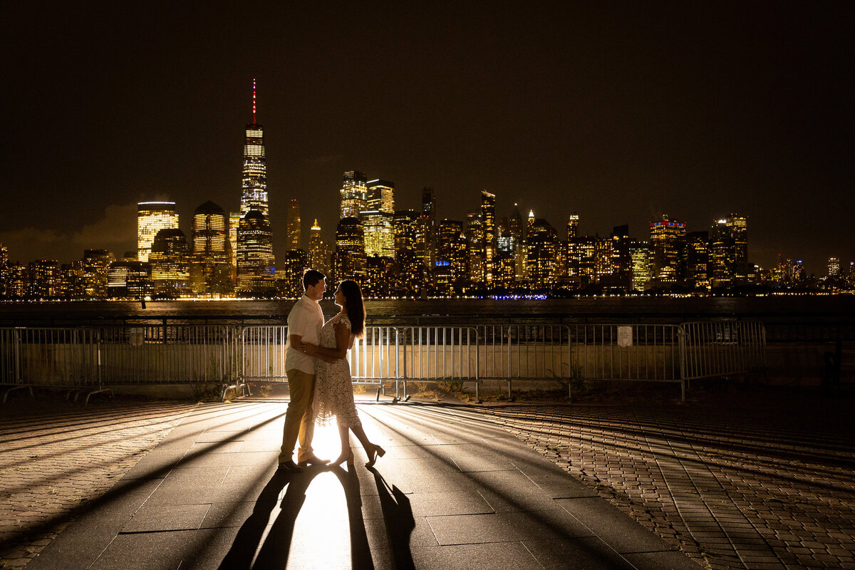 engagement-session-nyc-skyline-night-hugging