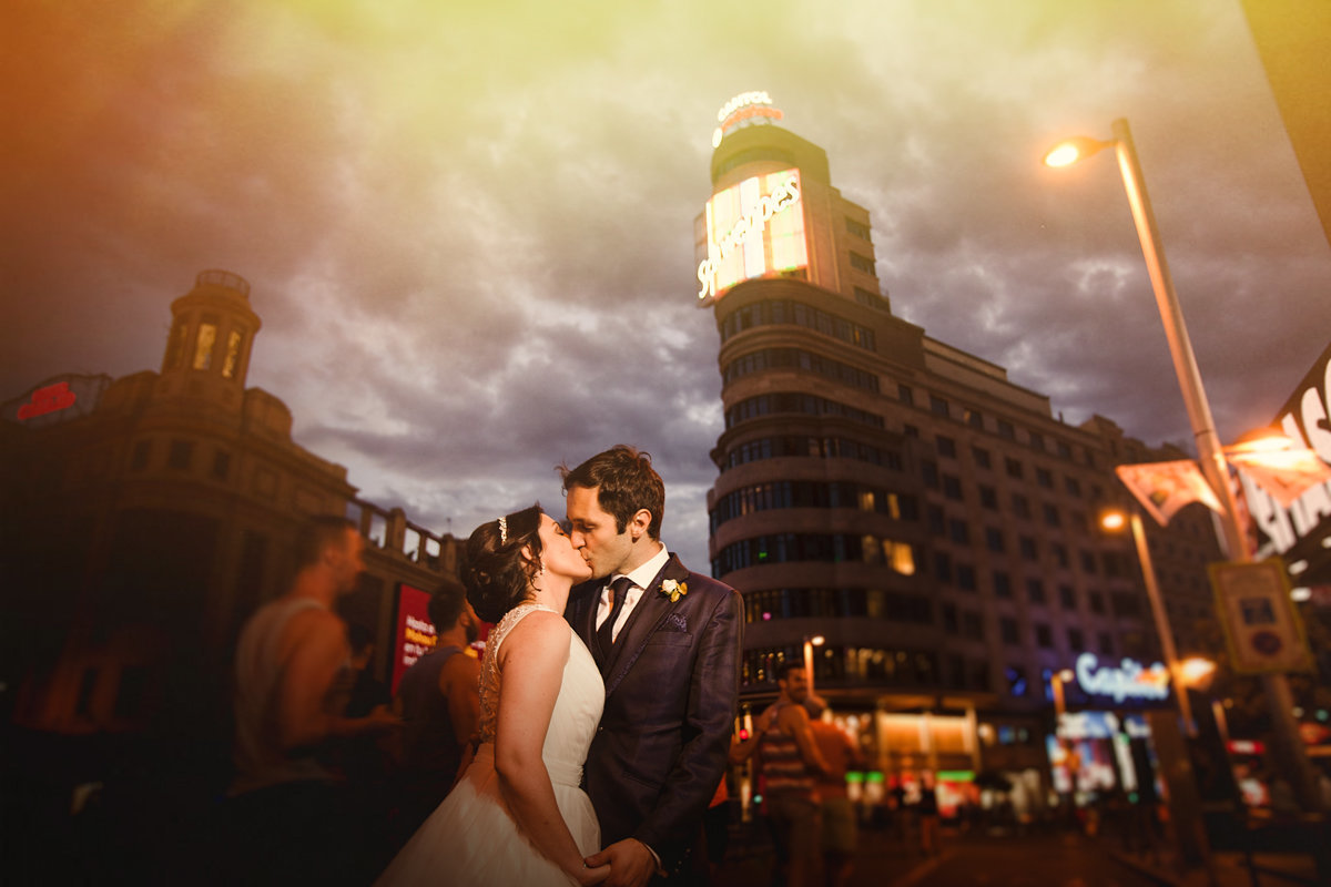 boda madrid, postboda, anuncio schweppes Madrid, beso novios, orgullo Madrid 2017