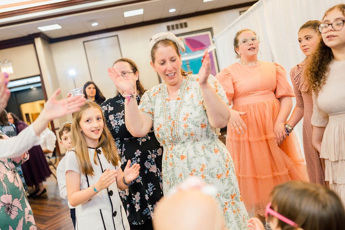 Eliana-Melmed-Photography-Chicago-LosAngeles-Jewish-WeddingPhotographer-CarmiKalman-WomensDancing-00121