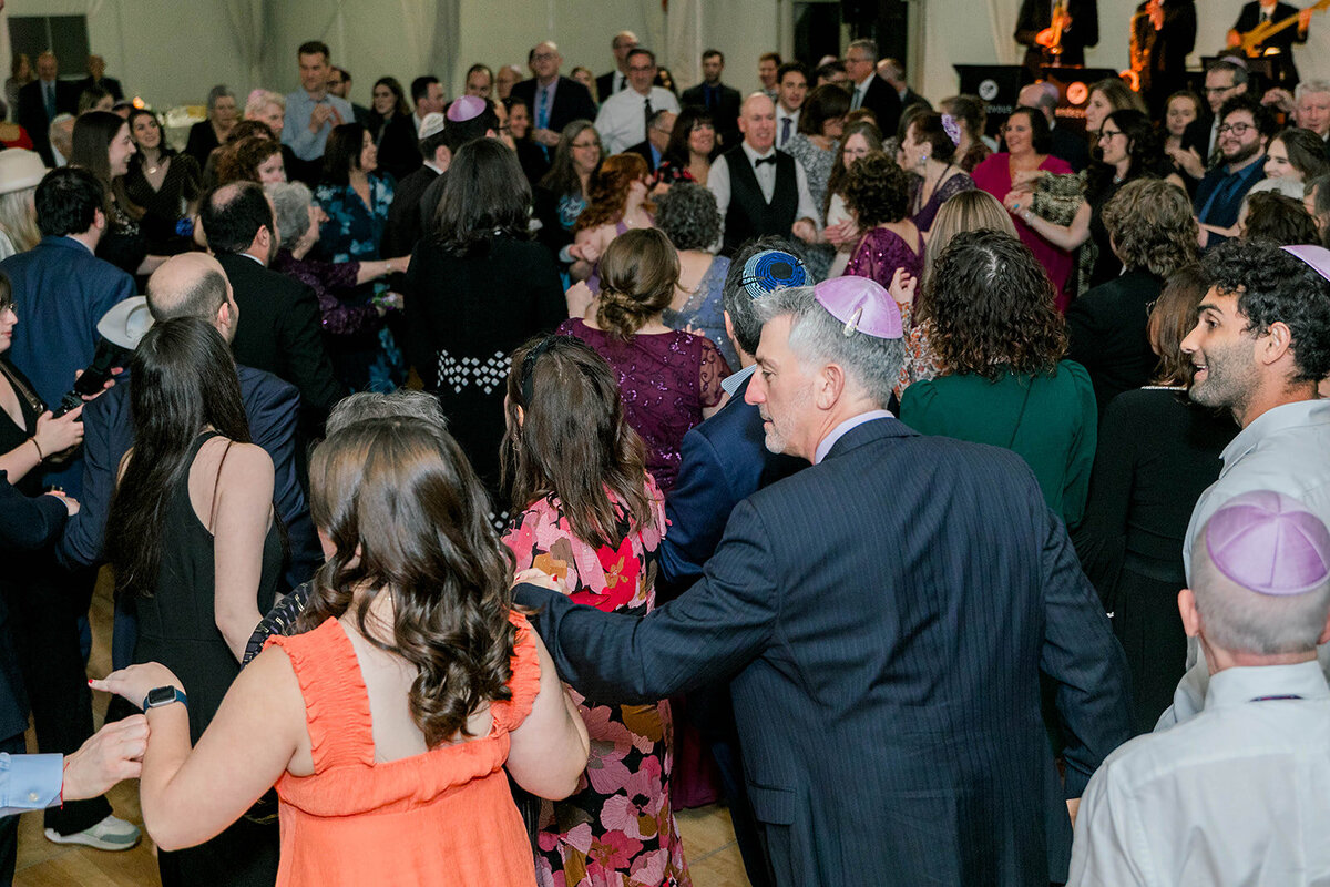 Eliana-Melmed-Photography-Chicago-LosAngeles-Jewish-WeddingPhotography-SimchaDancing-00241