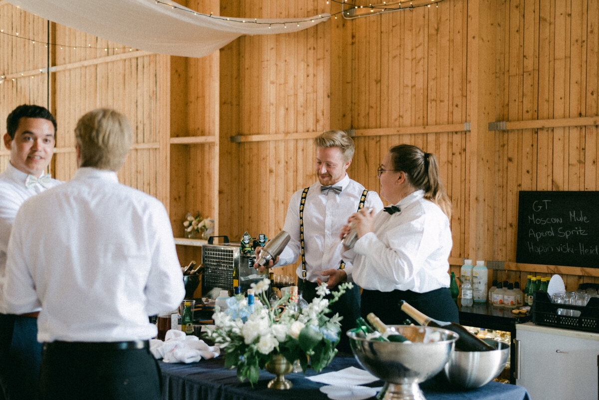 Bartenders making drinks in the wedding in an image captured by wedding photographer Hannika Gabrielsson.