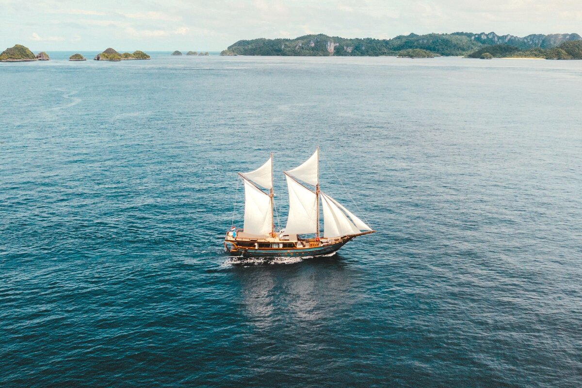 Luxury Yacht Charter Raja Ampat Dewata Hero