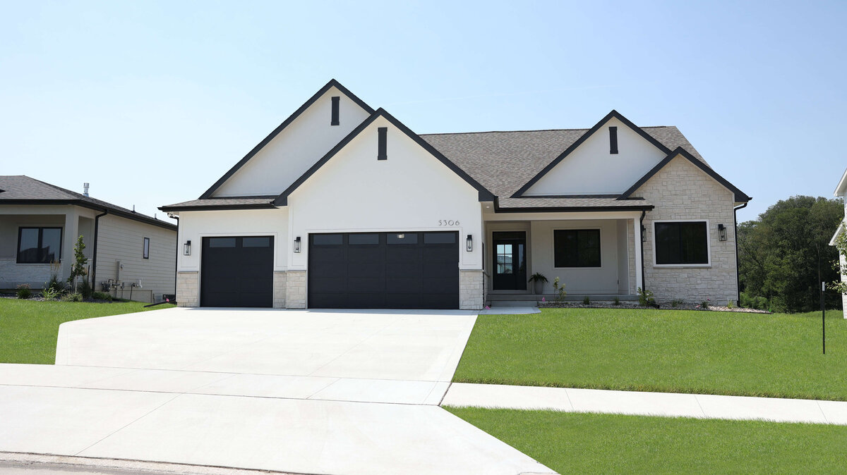 5306-Exterior-Urbandale-Central-Iowa-Custom-Home-JRL-Builders-3F1A2862