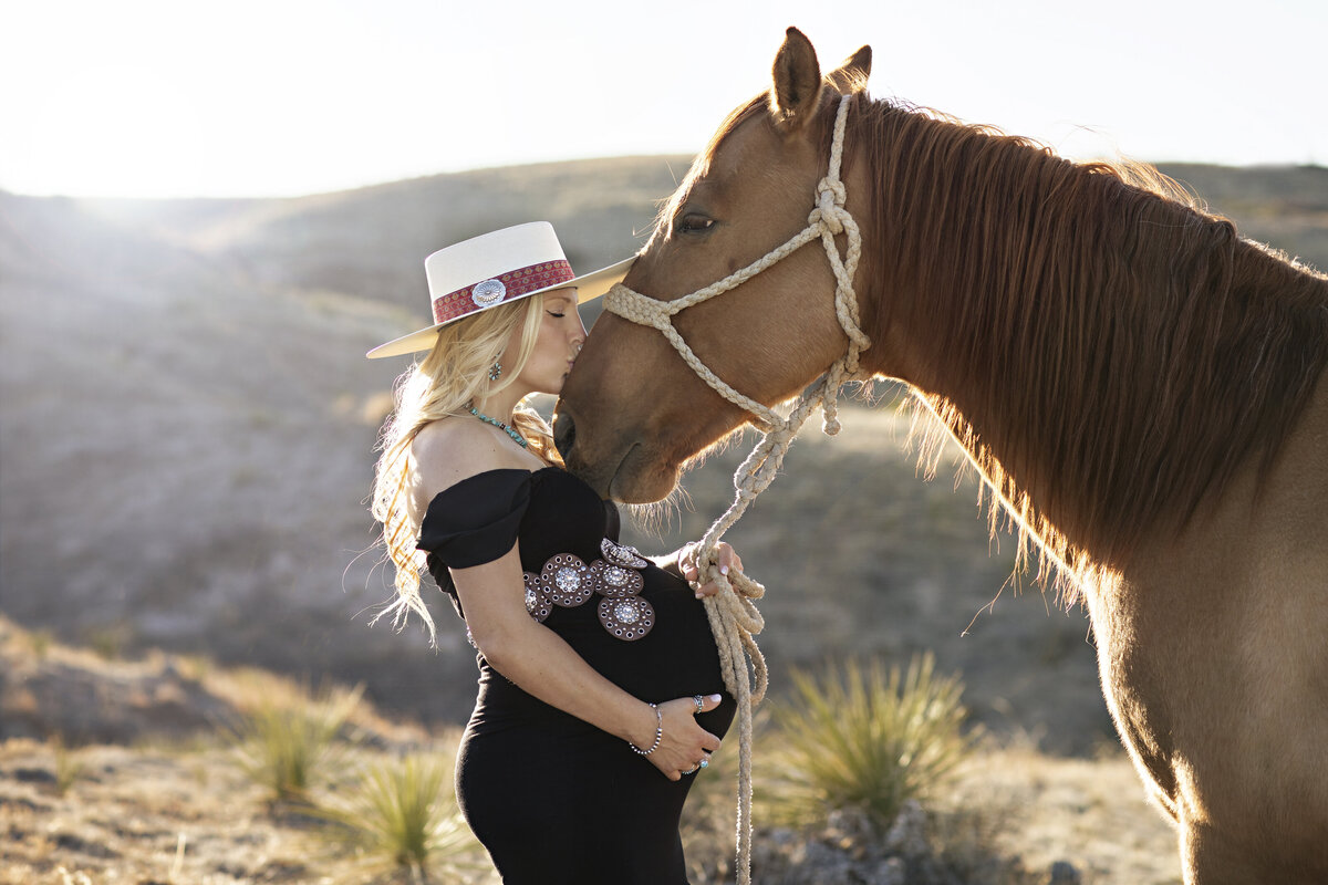 colorado-maternity-photographer-horse-pawnee-buttes