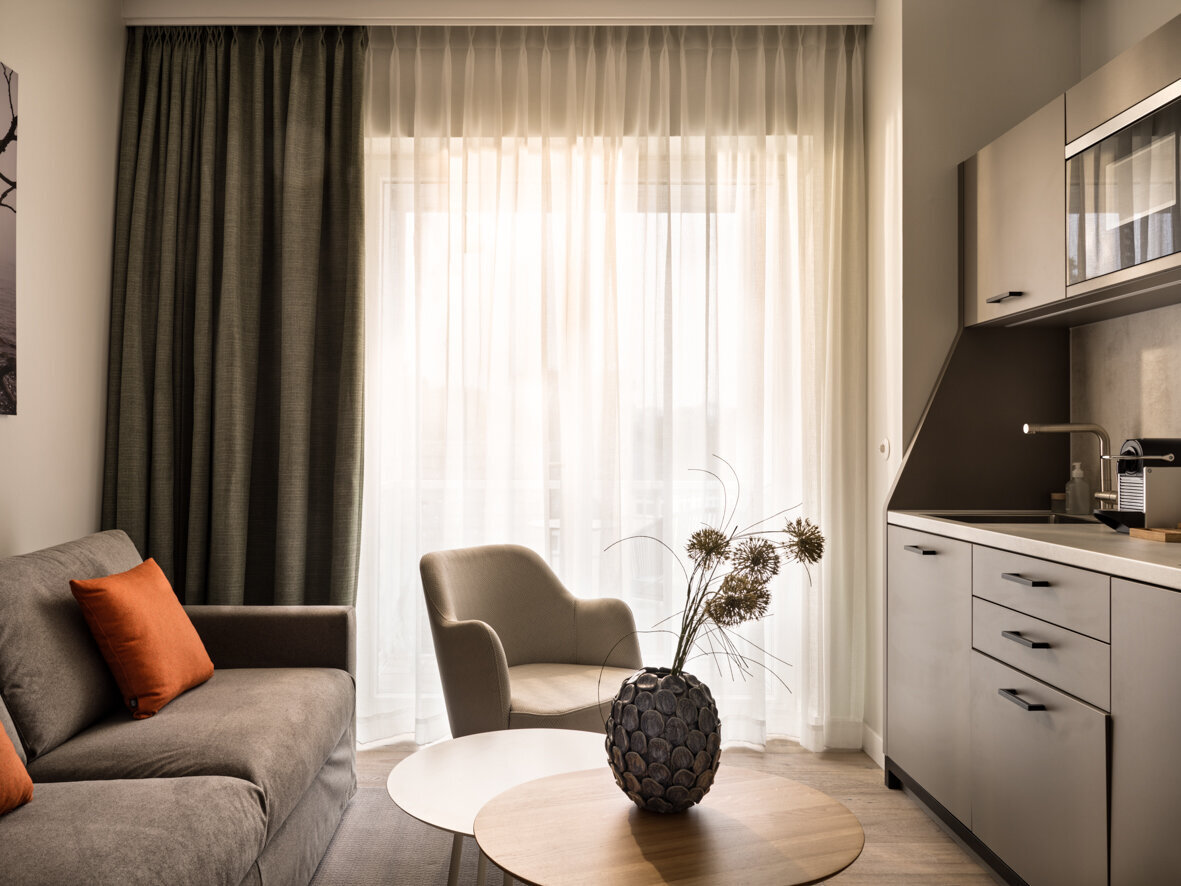 Studio-Living-Wohnraum-großes-Fenster
