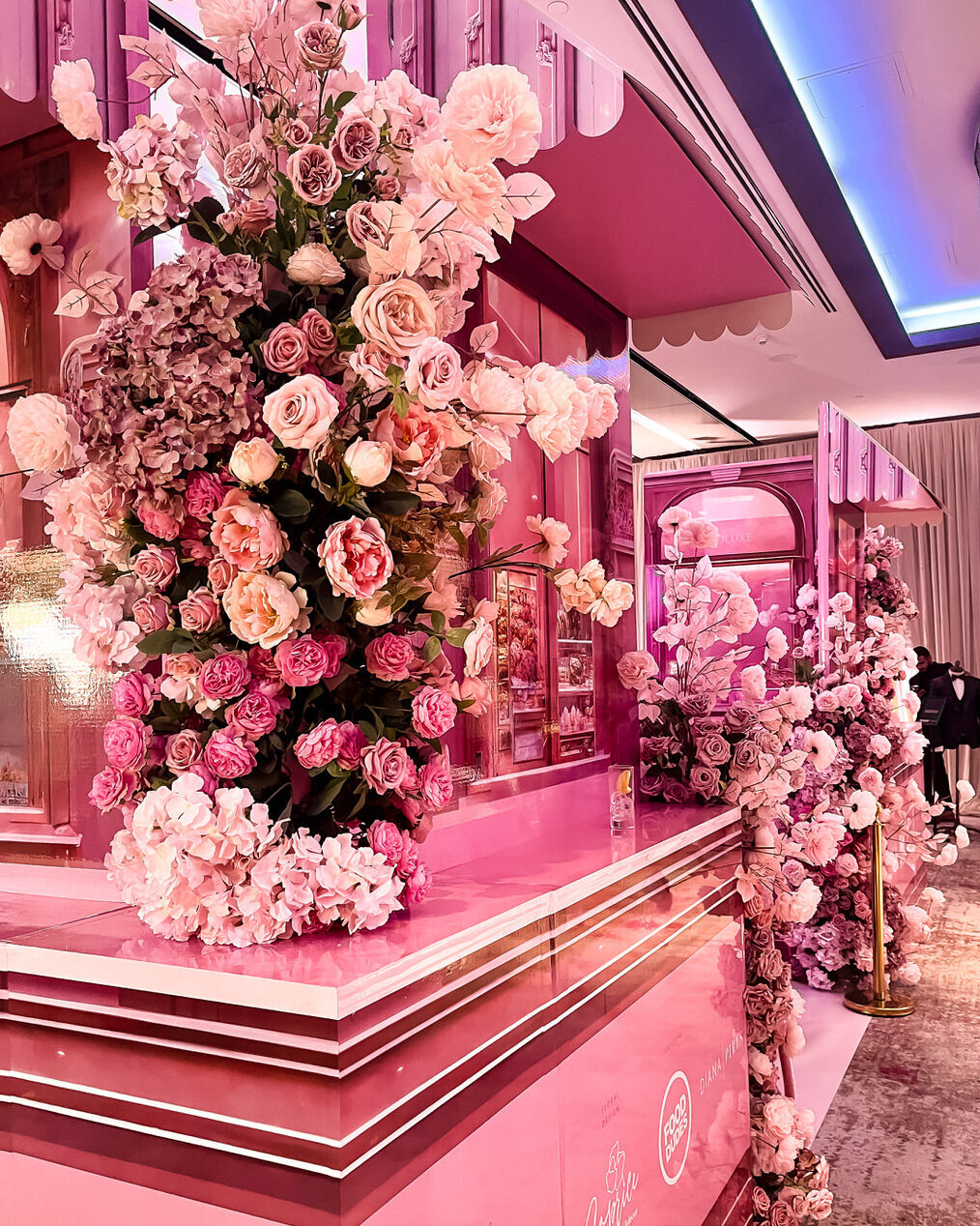 WedLuxe Show 2023 #Barbiecore Bakery pics by @WedLuxe20