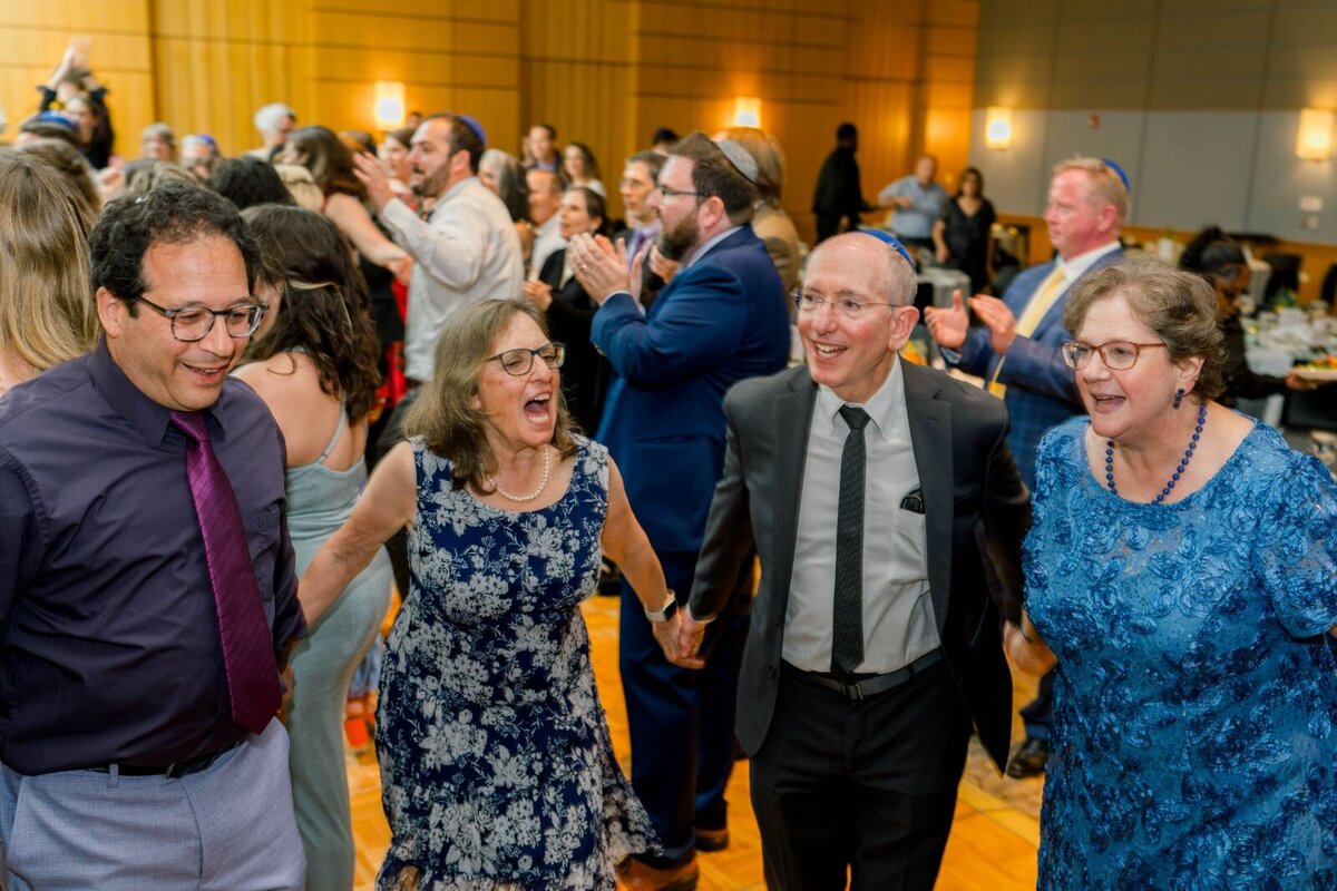 Eliana-Melmed-Photography-Chicago-LosAngeles-Jewish-WeddingPhotography-ShulaNoah-Simcha-Dancing-00073