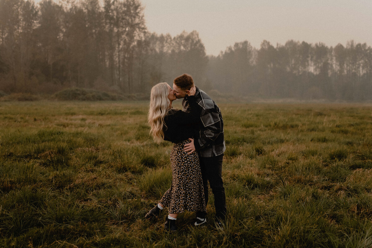 maple-ridge-vancouver-romantic-couples-photography-long-grass-field-5