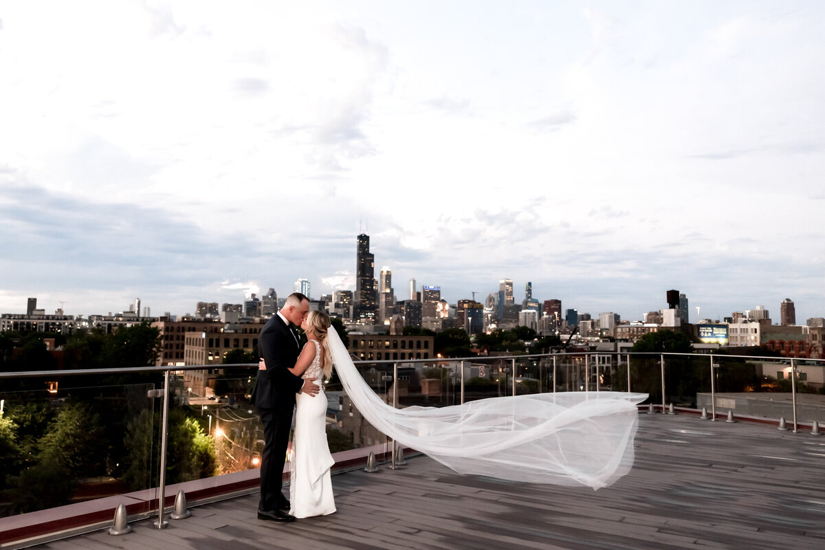 Downtown-Chicago-Lacuna-Lofts-Rooftop-Wedding-16