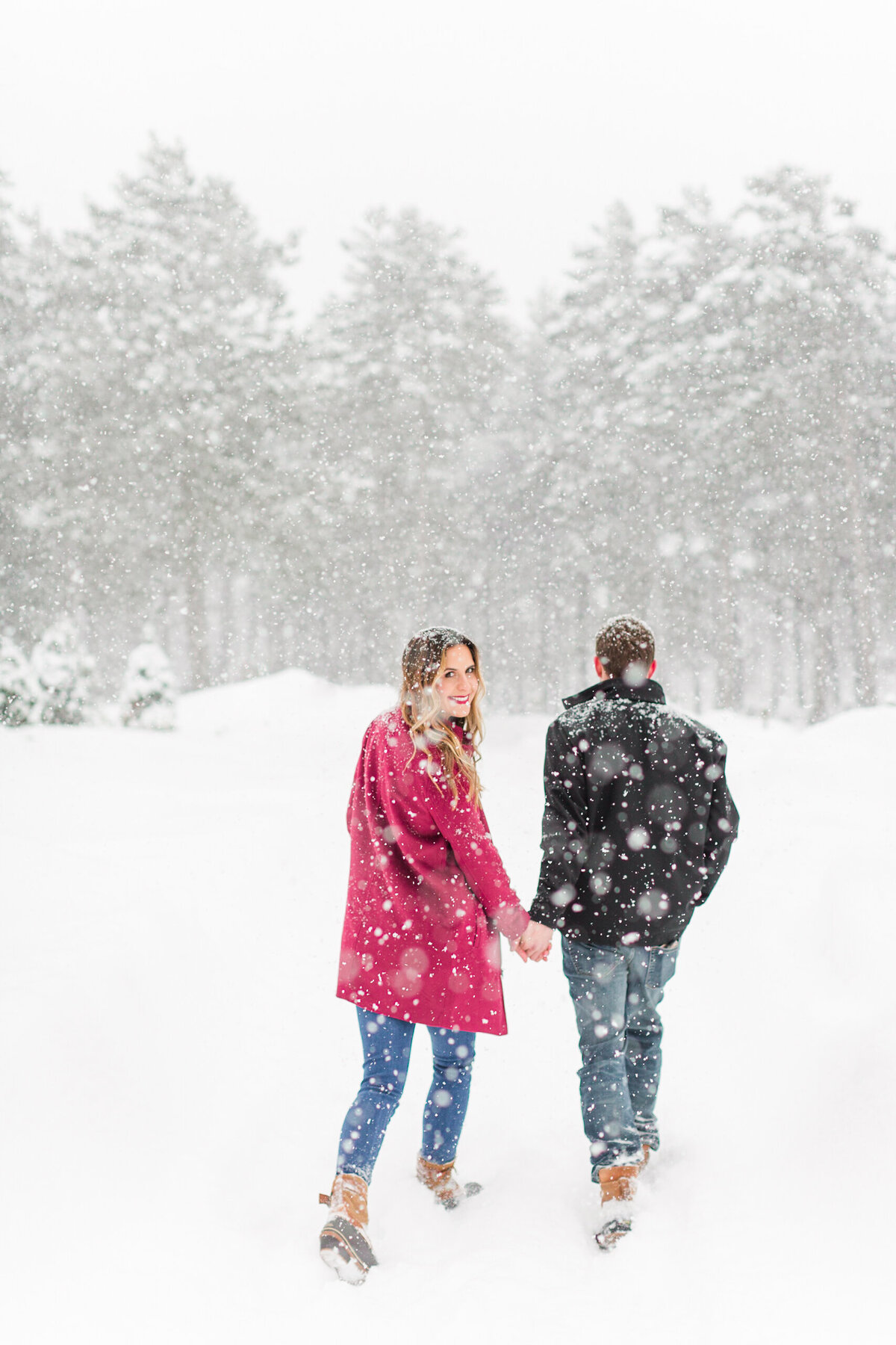 winter-snow-engagement-photos