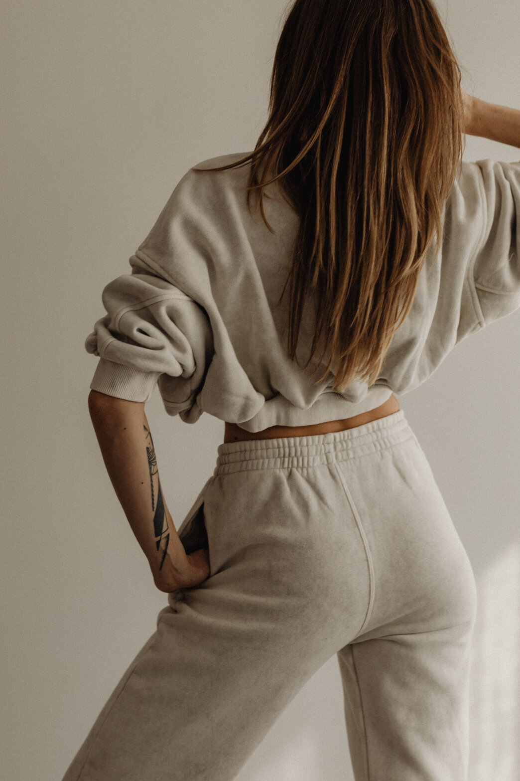 kaboompics_simplistic-sophistication-a-fashion-photoshoot-with-a-stunning-model-in-neutral-minimalist-outfits-30909