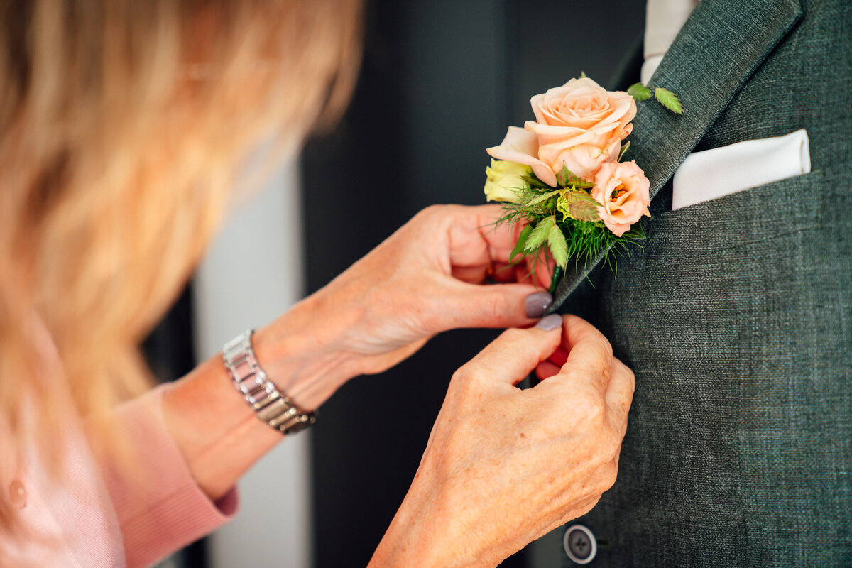 Trouwen Texel Bart en Anouk Eiland hotel detail bruidegom bloemen