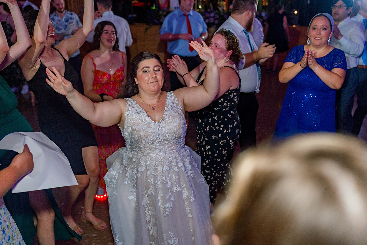Eliana-Melmed-Photography-Chicago-LosAngeles-Jewish-WeddingPhotography-ElianaSklar-DanceFloor-00010